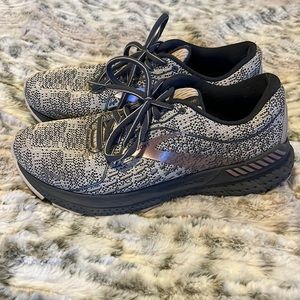 Brooks Adrenaline 21 rose gold, ivory, navy. Like New Womens 9